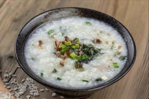 做皮蛋瘦肉粥，粤菜师傅教我2窍门，鲜美不腥，香浓绵滑，真好喝