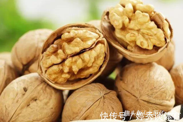 江一舟|买核桃就要挑“母”的,果肉厚不发苦,学会这3个招,一挑一个准