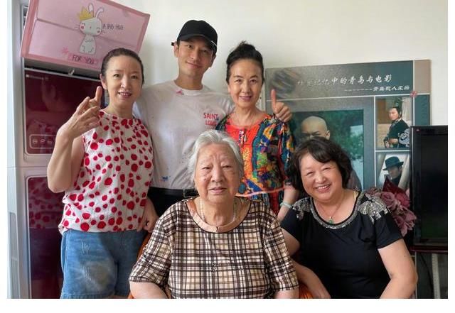 婚纱照|黄晓明晒与家人合照，现场未见baby和小海绵，身后婚纱照成功抢镜