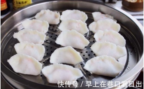 不用澄粉，不用土豆淀粉，大厨教您一招，简单一烫，饺子晶莹剔透