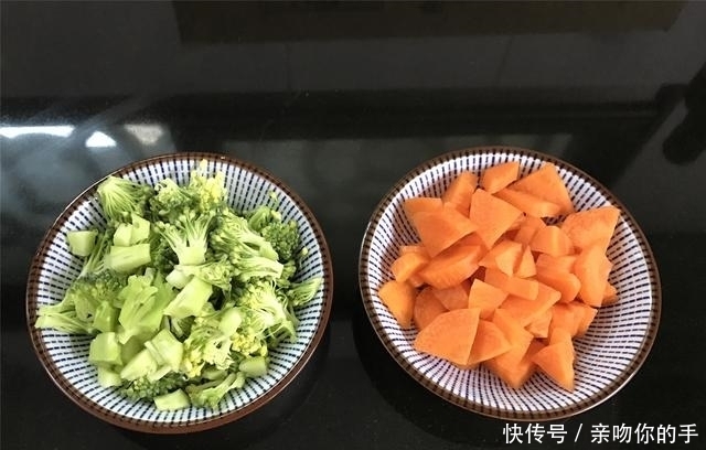 剩米饭新吃法,如此做,孩子三天两头就想吃,连吃3个才过瘾!