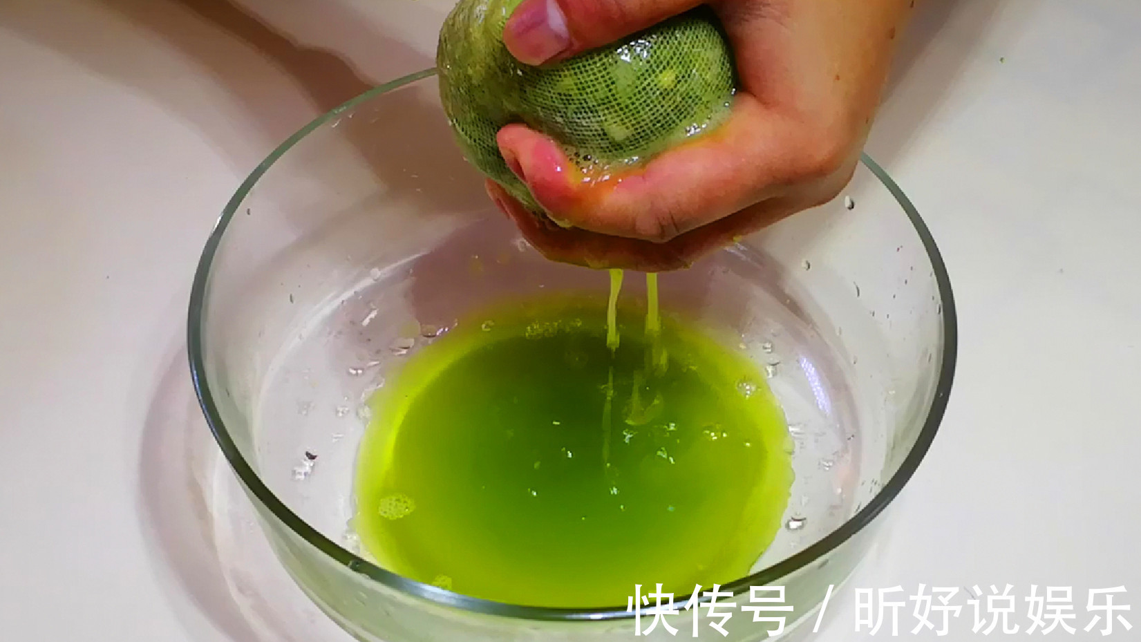 拌饺子馅时别只会加花椒水，学会这拌馅诀窍，饺子又鲜又香不油腻