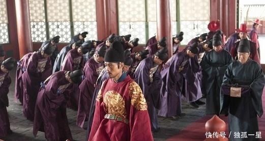 皇帝派人在宰相衣服上烫个洞,次年看到洞还在,立刻下令打开库房!