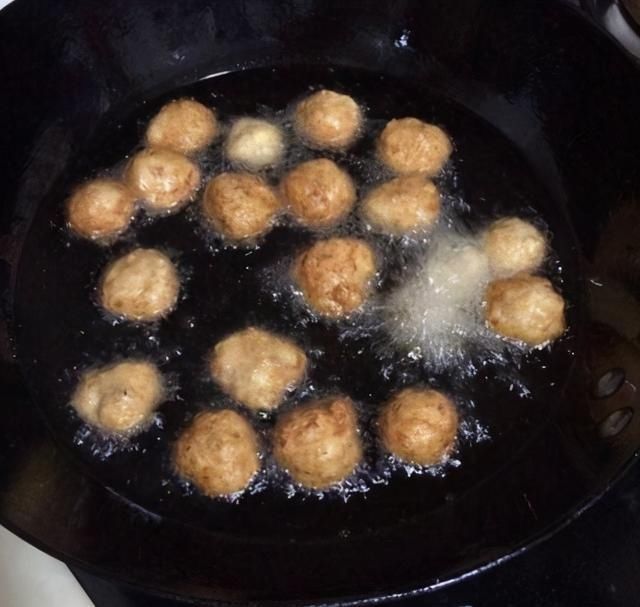  40年火夫：不管什么丸子，油炸时多加“这一步”，丸子又香又脆