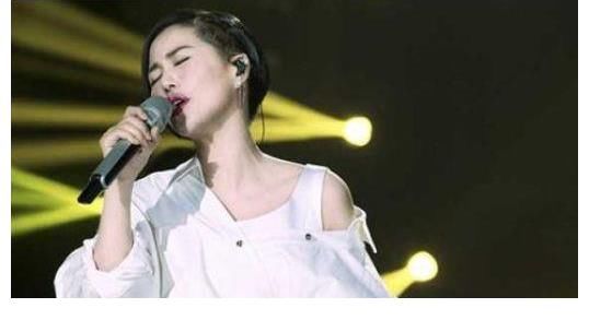 国际|最落魄时去当酒吧驻唱，如今翻身走向国际，身价不菲不再招摇