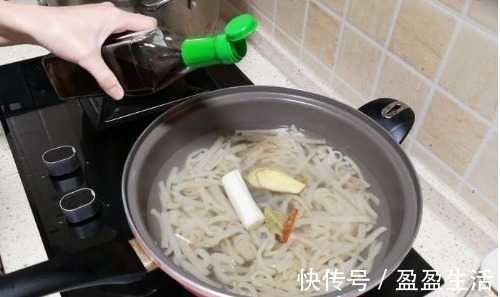 猪皮|猪皮这样吃才叫爽,不炒也不炸,一次做一锅,一锅都不够吃