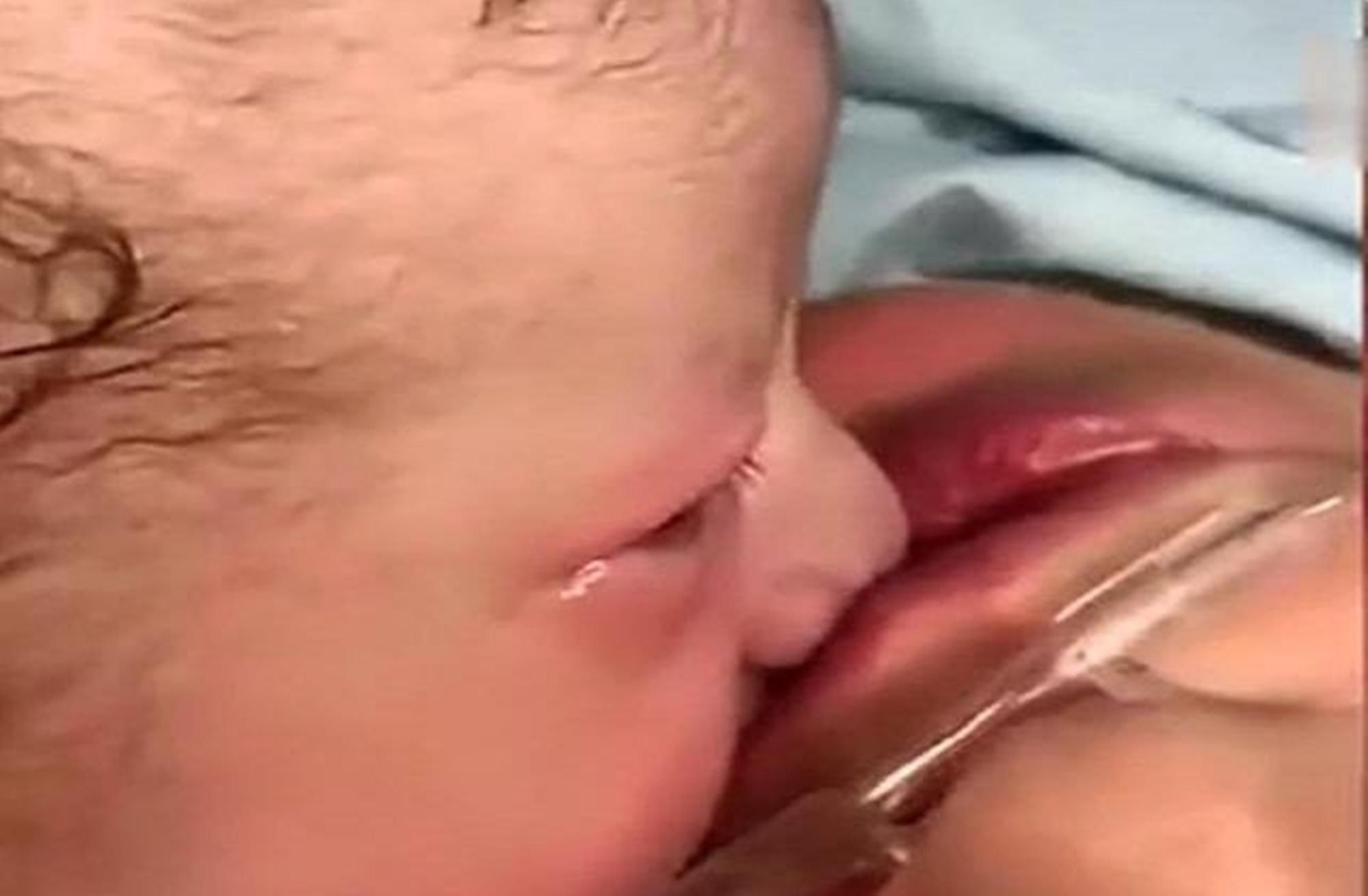 宝妈|90后宝妈产后昏迷,刚出生的宝宝轻吻妈妈,在场医生泛起泪花