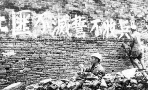 不料|土匪盘踞山洞凭险顽抗,不料剿匪部队摆上几万斤湿柴,顺风放烟