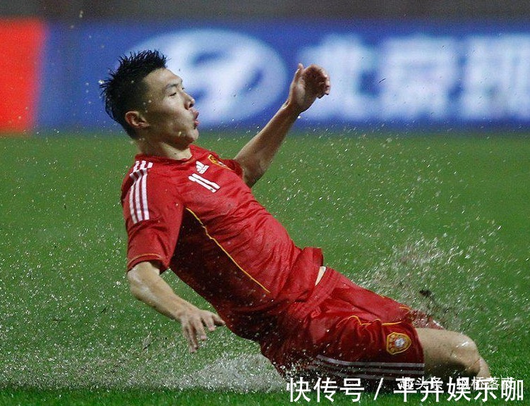 韩国队|中超豪门真的把国足杀神耽误了!放在锋线猛如虎,却让他打后卫!