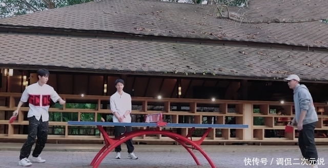 《少年》最卑微的嘉宾,全程镜头十分钟不到,却还要一直赔笑