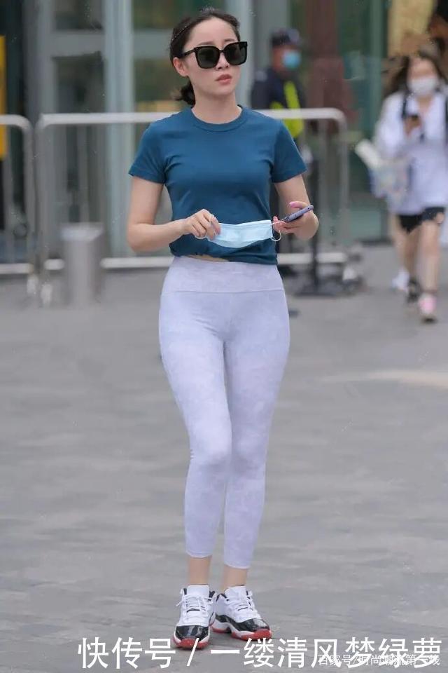 别一味选择短裤T恤,打底裤显瘦又时髦,带你领略别样夏日!