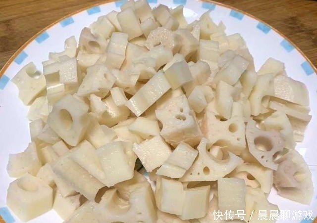 莲藕焯水之后炒一炒,酸甜美味,清脆爽口,是道不错的下饭菜