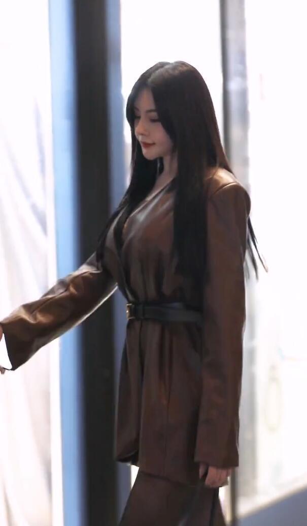 好看|皮裙搭配看似随性,却不挑身材,百搭又好看