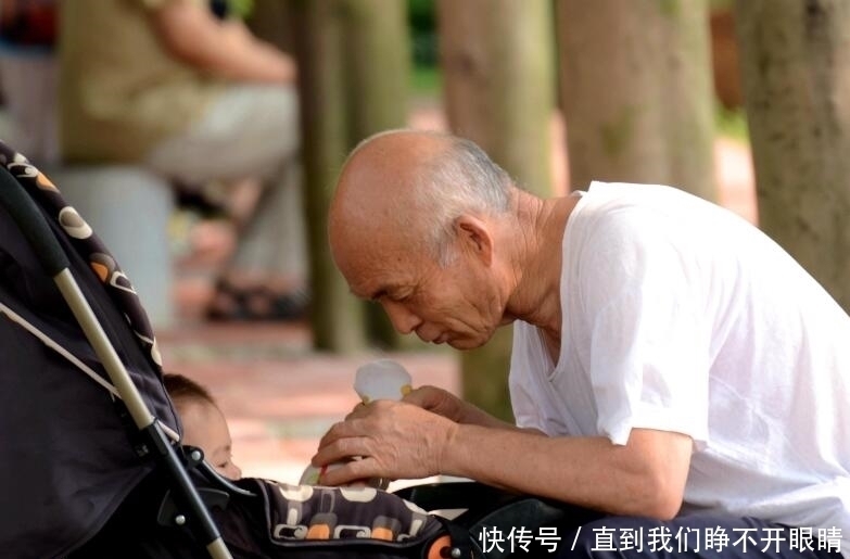 年轻人|“最懒”爷爷陪孙子吊针，却自己呼呼大睡，护士哭笑不得