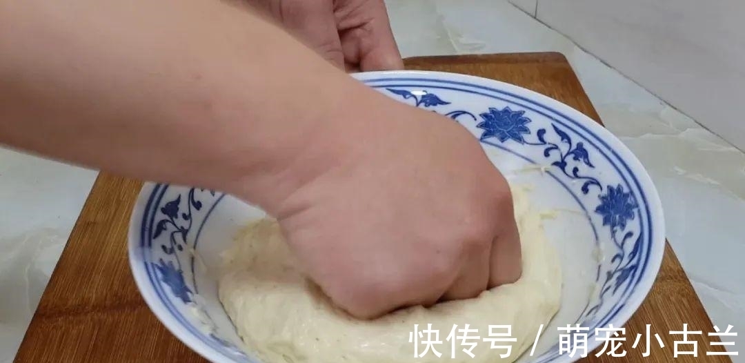 鸡蛋|2个鸡蛋,3勺面粉,不用擀面,做出创意油炸饼,比吃油条还过瘾!