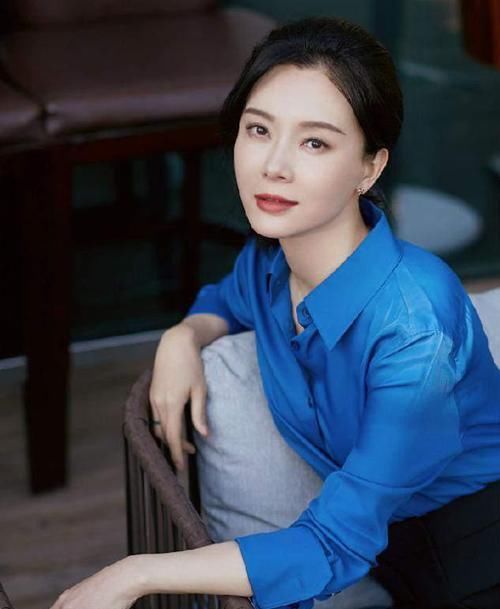 脸上有3个“特征”的女生，别总披头散发，扎头发露五官更女神