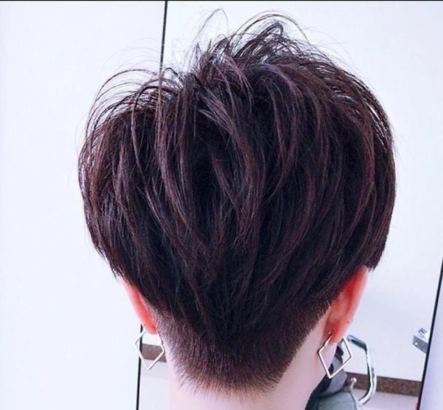 利落 女人过了40岁发型这样剪,时尚利落又洋气,显小10岁都不止