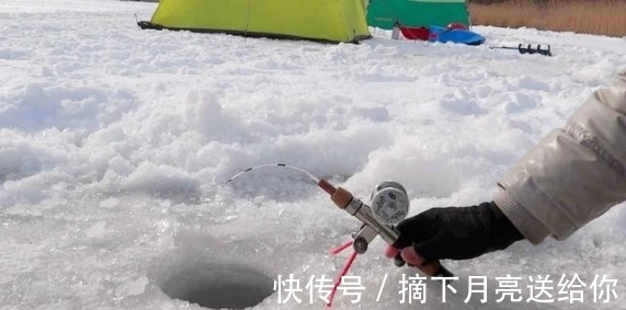 俄罗斯两位老人在冰钓,冰洞却意外钻出这货, 他俩惊喜不已!