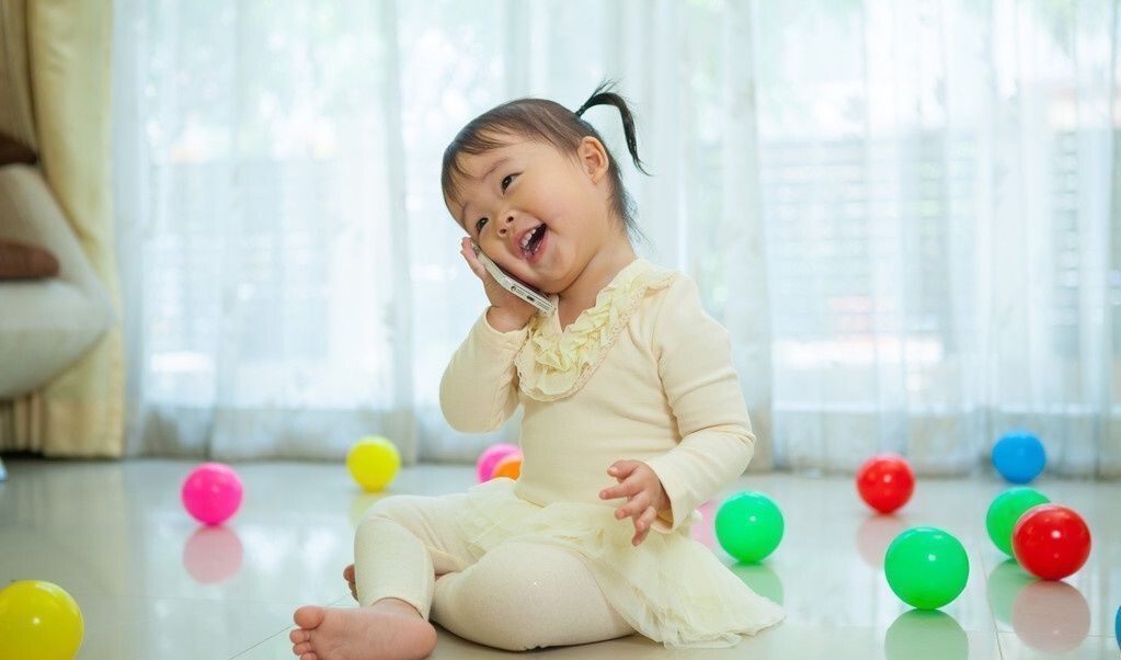 好奇心|不哭了,妈妈把手机还给你。到底该不该让孩子玩手机?答案来了