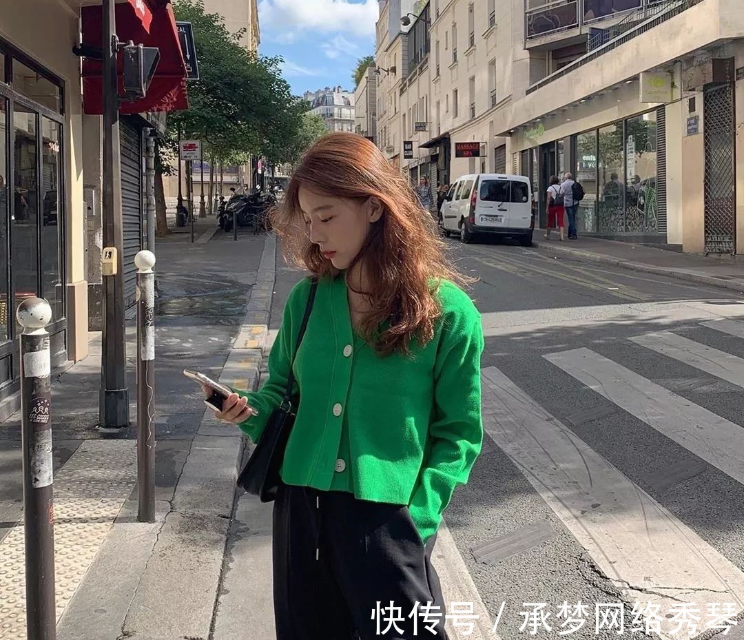 搭配 今秋穿针织开衫+阔腿裤,中年女性穿太合适!