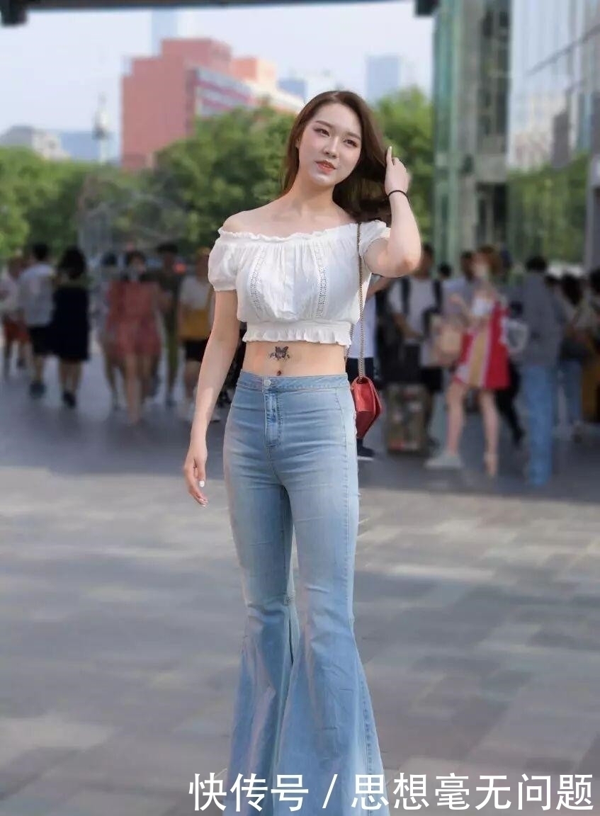 白色短款上衣搭配牛仔喇叭裤,出街惊艳全场,美丽又不失气场