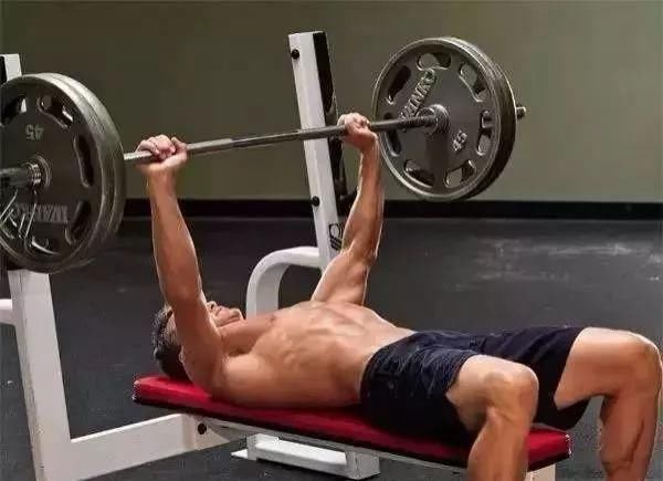 动作|5个血淋淋的案例告诉你,错误的健身动作会造成多大的伤害