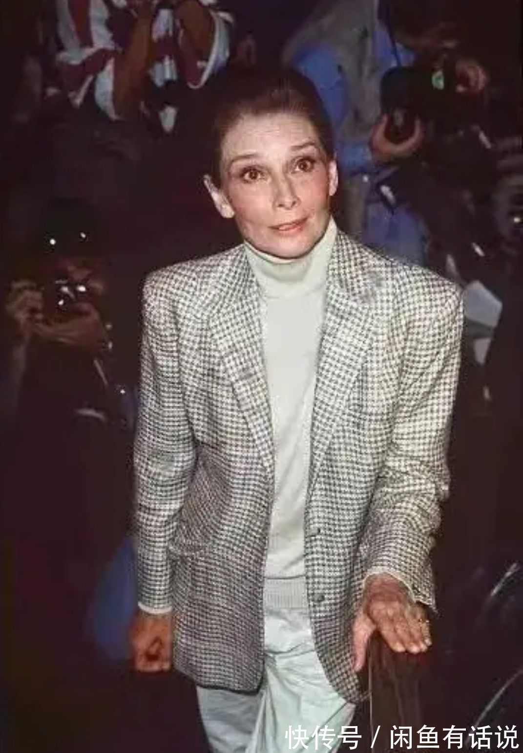 吸睛指数 美人在骨不在皮,老年赫本一脸皱纹仍迷人,穿搭精致优雅到骨子里