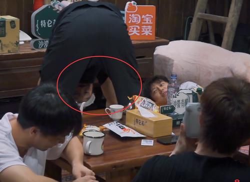 张艺兴|如何形容张艺兴、黄磊、黄渤的这个拍照姿势?