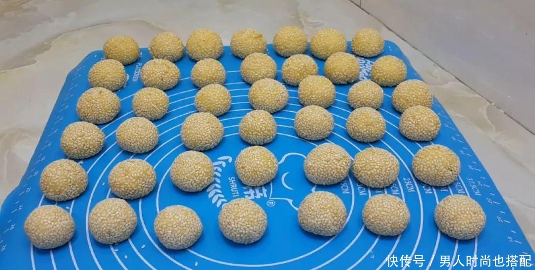 简单|以后红薯就这样做,加半碗面粉,教你做特色小零食,比油条还好吃