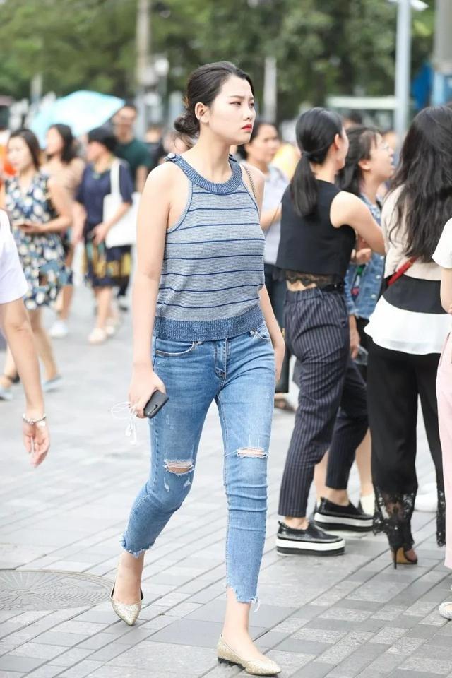 休闲裤 白色针织衫搭配休闲裤,很有立体感,简约剪裁舒适的感觉