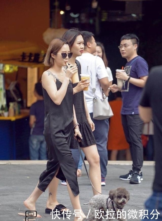 街拍:两位美女一白一黑,穿着打扮前卫亮眼,你更中意谁