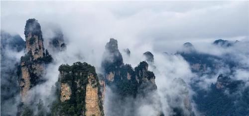 张家界水绕四门景区云雾缭绕，仙