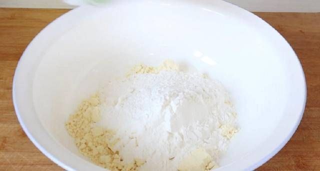 玉米面最好吃的做法,比馒头简单,比油条还香,出锅全家抢着吃