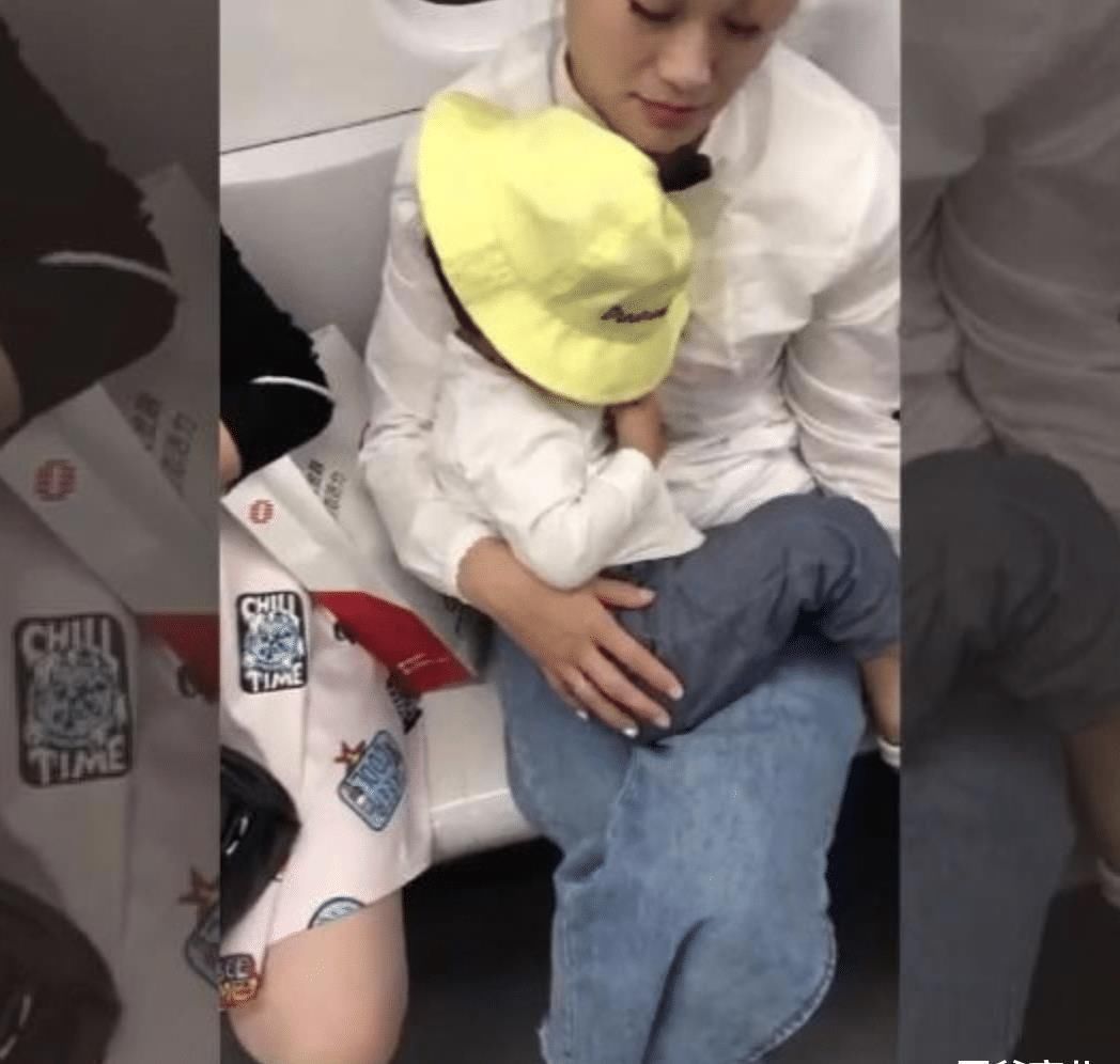 电梯|地铁上,妈妈抱孩子的动作火了,网友:教养无关贫富,体现在生活