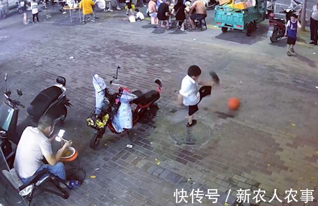 家长|俩熊孩子在马路上玩球，精准踢翻父亲的饭碗，网友：家长需要反思
