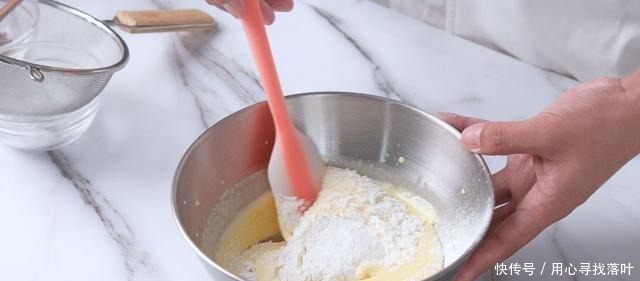 你还在为戚风蛋糕翻车而烦恼吗手把手教你做完美的椰椰醇香蛋糕