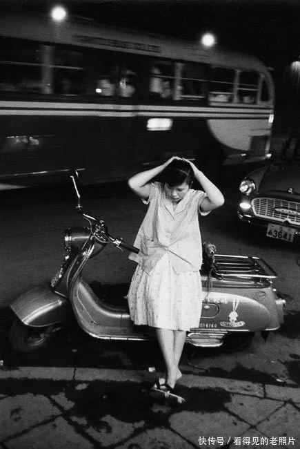 东京新宿，坐在摩托车上的日本妹子。