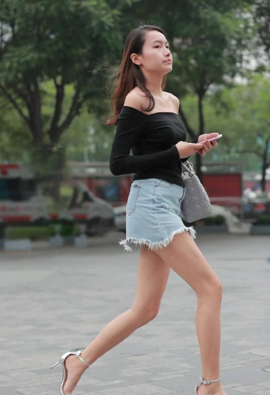 咸豆浆|街拍美女：穿露肩装的小姐姐，搭配牛仔短裙，长腿吸睛十足