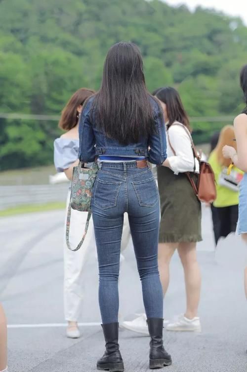 路人街拍高挑身材的牛仔风美女,紧身裤配马丁靴时髦又显腿长