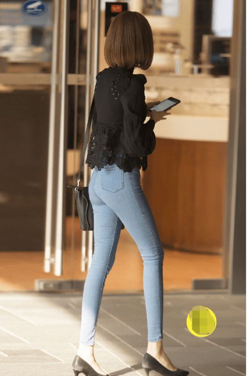 姑娘|紧身牛仔裤，是掩饰姑娘微胖身材的好帮手，尽显性感的身材