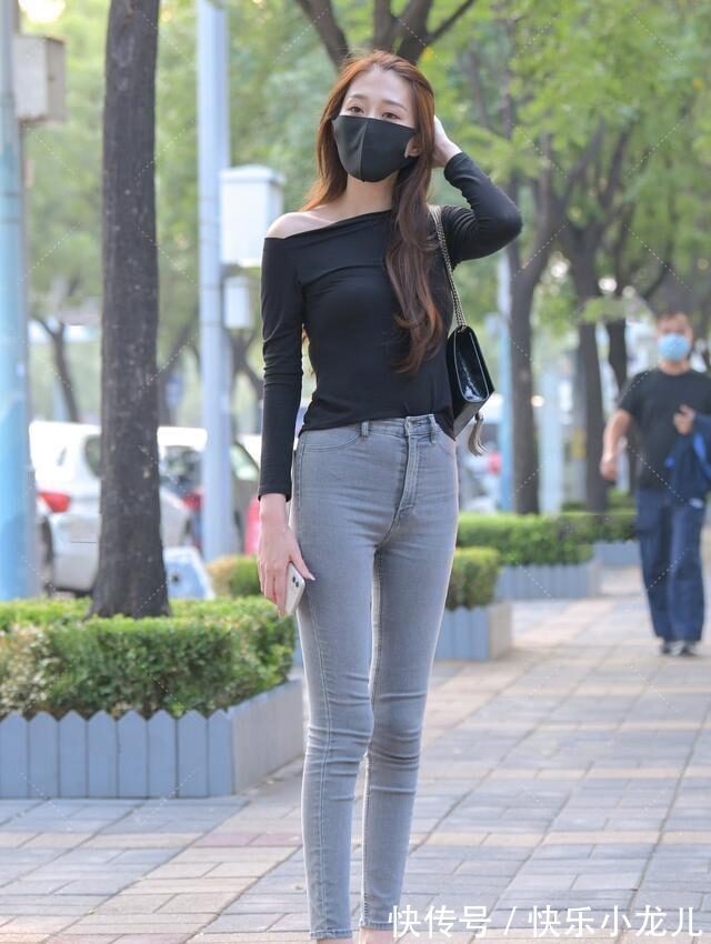 街拍 黑色露肩紧身上衣搭配灰色紧身打底裤,造型十分前卫
