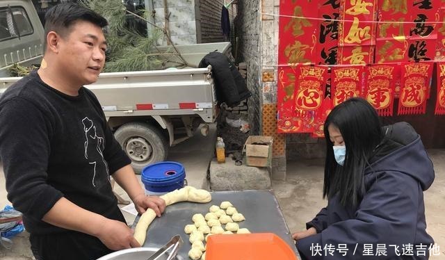 乡村年集上 一男子手拿一把铁锹在石头子上做美食 日进千元