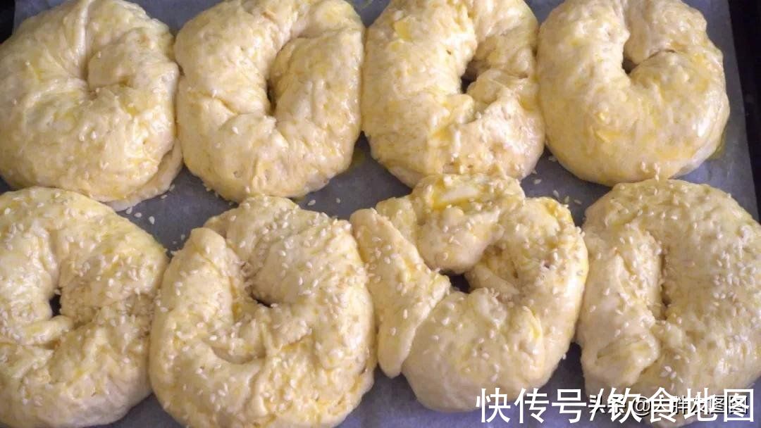 揭秘！芝麻卷面包的做法，太简单了，外脆里松，不用再出去买