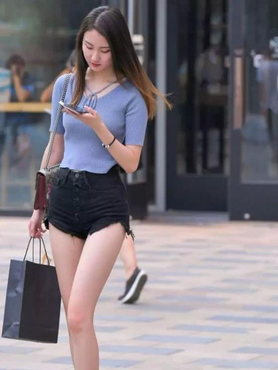 长发|街拍:长发美女,身穿半袖上衣配紧身热裤,非常时髦