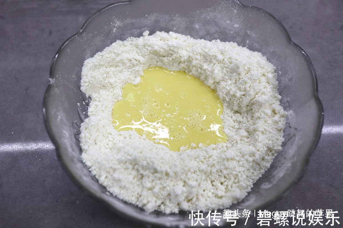 1碗面粉1个鸡蛋,不用打发不用揉面,拌一拌做出传统英国小点心