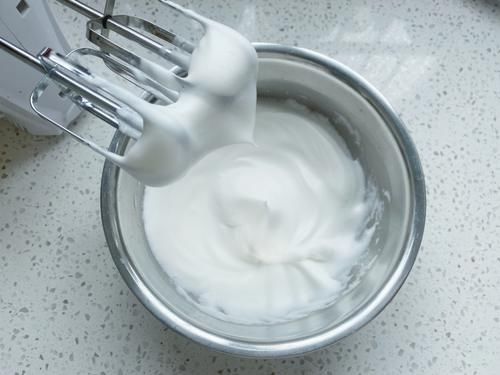 抓住暑假的尾巴，给女儿烤了一盘小小蛋糕，一口一个细腻又柔软