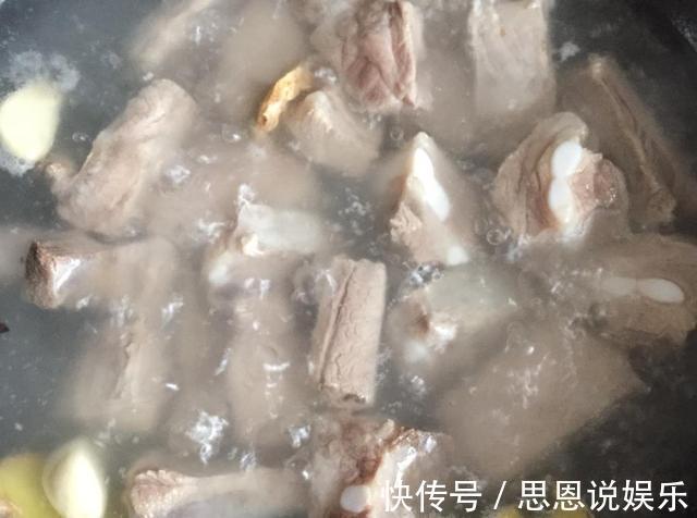 浮沫|为什么排骨焯水后变得又腥又柴看完大厨操作才知道,是用错水了