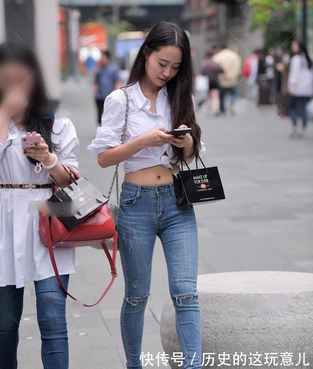 日常生活中 白衬衫以不同的方式打结，搭配撕破的裤子很漂亮！