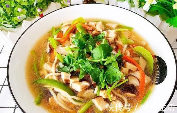 面条这样做太好吃了，加几个香菇一块鸡肉，汤鲜味浓