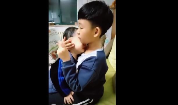 弟弟|弟弟被爸爸批评后,赶紧找哥哥安慰,网友:看得我都想生二胎了!